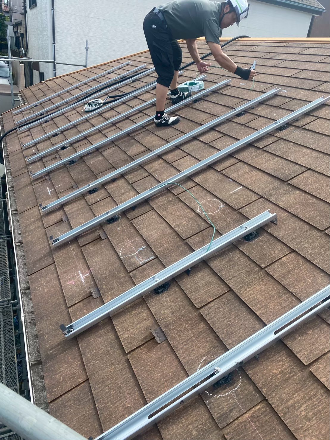 八王子市館町｜カナディアン・ソーラー4.88kWとエネプラット13.3kWh蓄電池の設置事例の工事写真