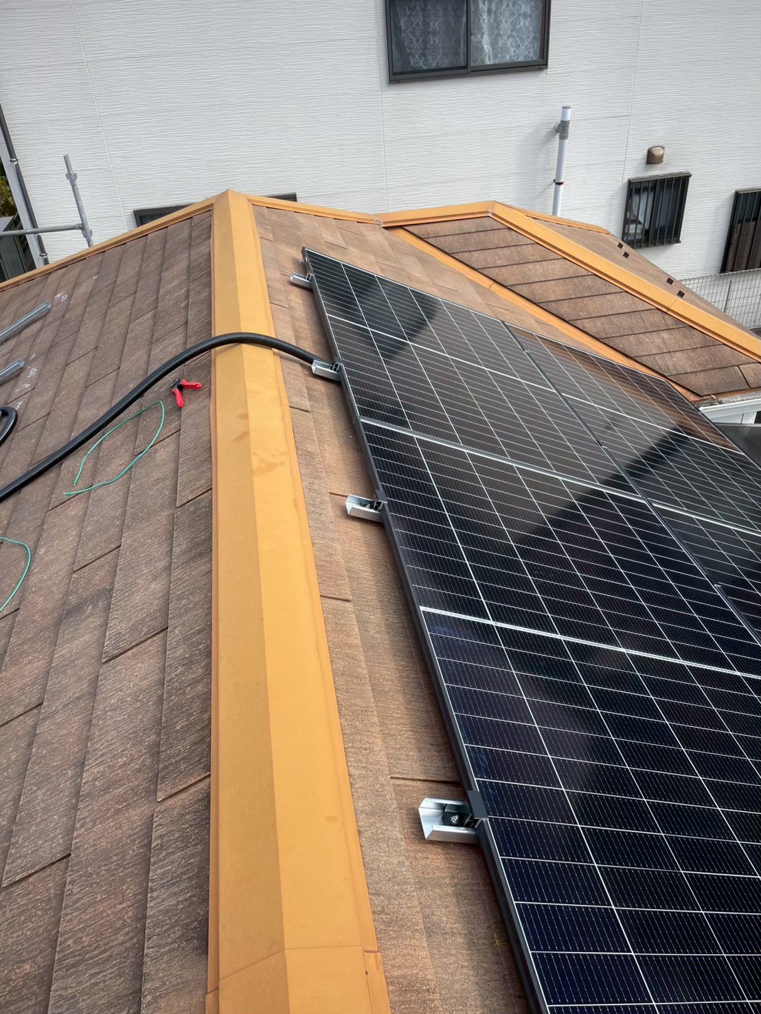 八王子市館町｜カナディアン・ソーラー4.88kWとエネプラット13.3kWh蓄電池の設置事例の工事写真