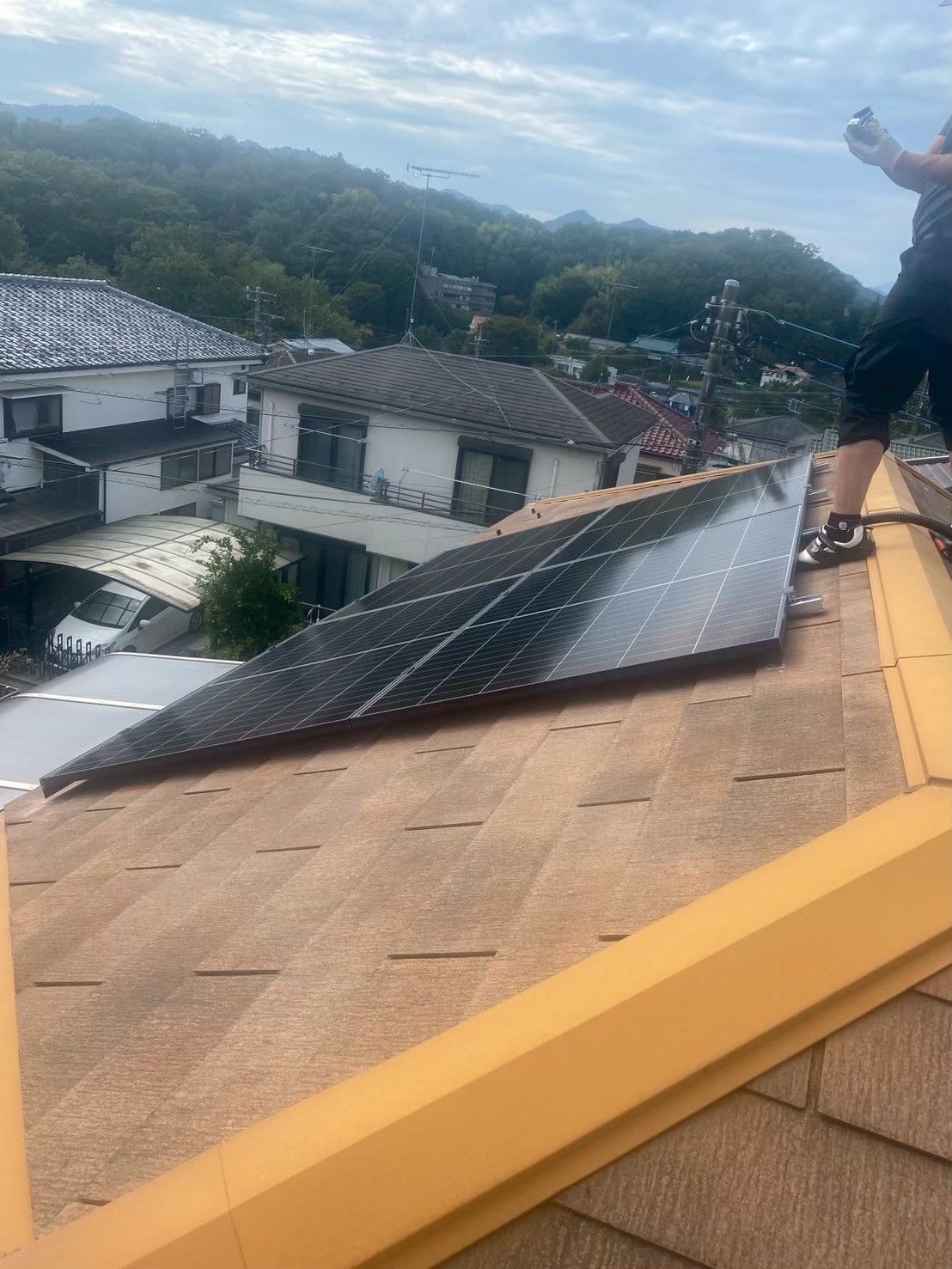 八王子市館町｜カナディアン・ソーラー4.88kWとエネプラット13.3kWh蓄電池の設置事例の工事写真