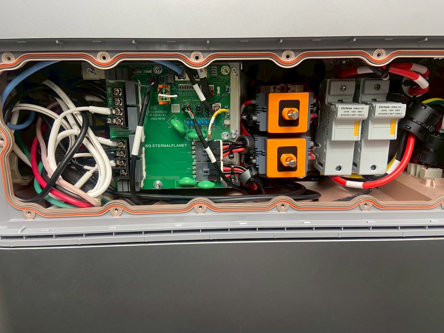 八王子市館町｜カナディアン・ソーラー4.88kWとエネプラット13.3kWh蓄電池の設置事例の工事写真