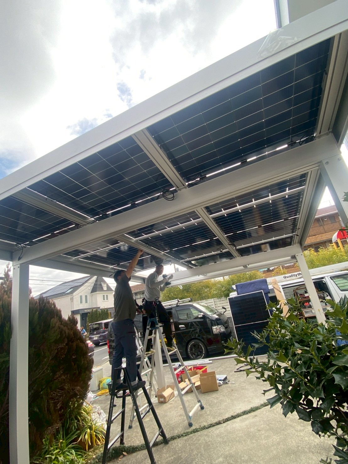 八王子市東浅川町｜ソーラーカーポートと13.3kWh蓄電池で駐車場を発電所にの工事写真