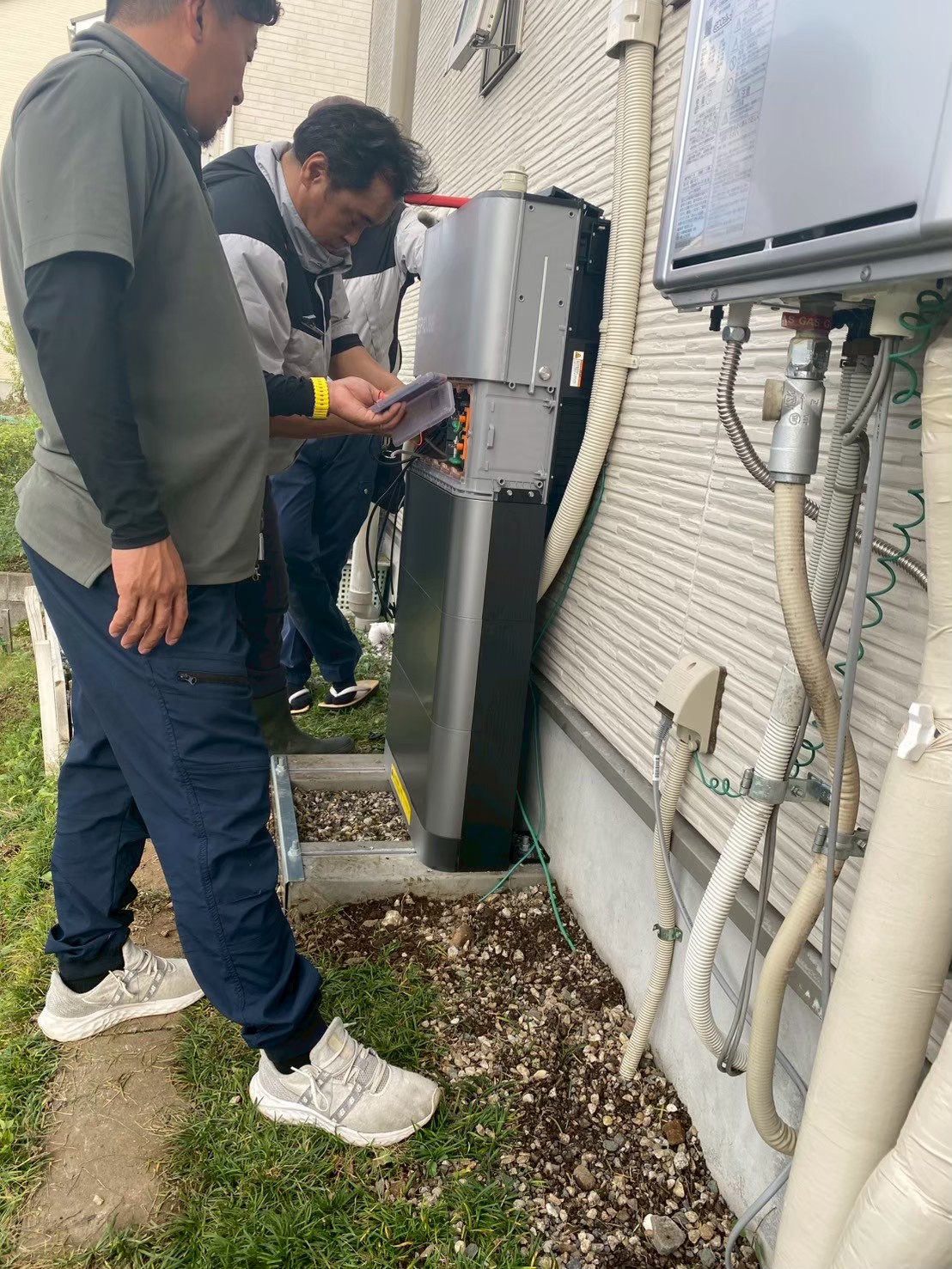 八王子市長房町｜カナディアン・ソーラー太陽光とエネプラット9.9kWh蓄電池の設置事例の工事写真