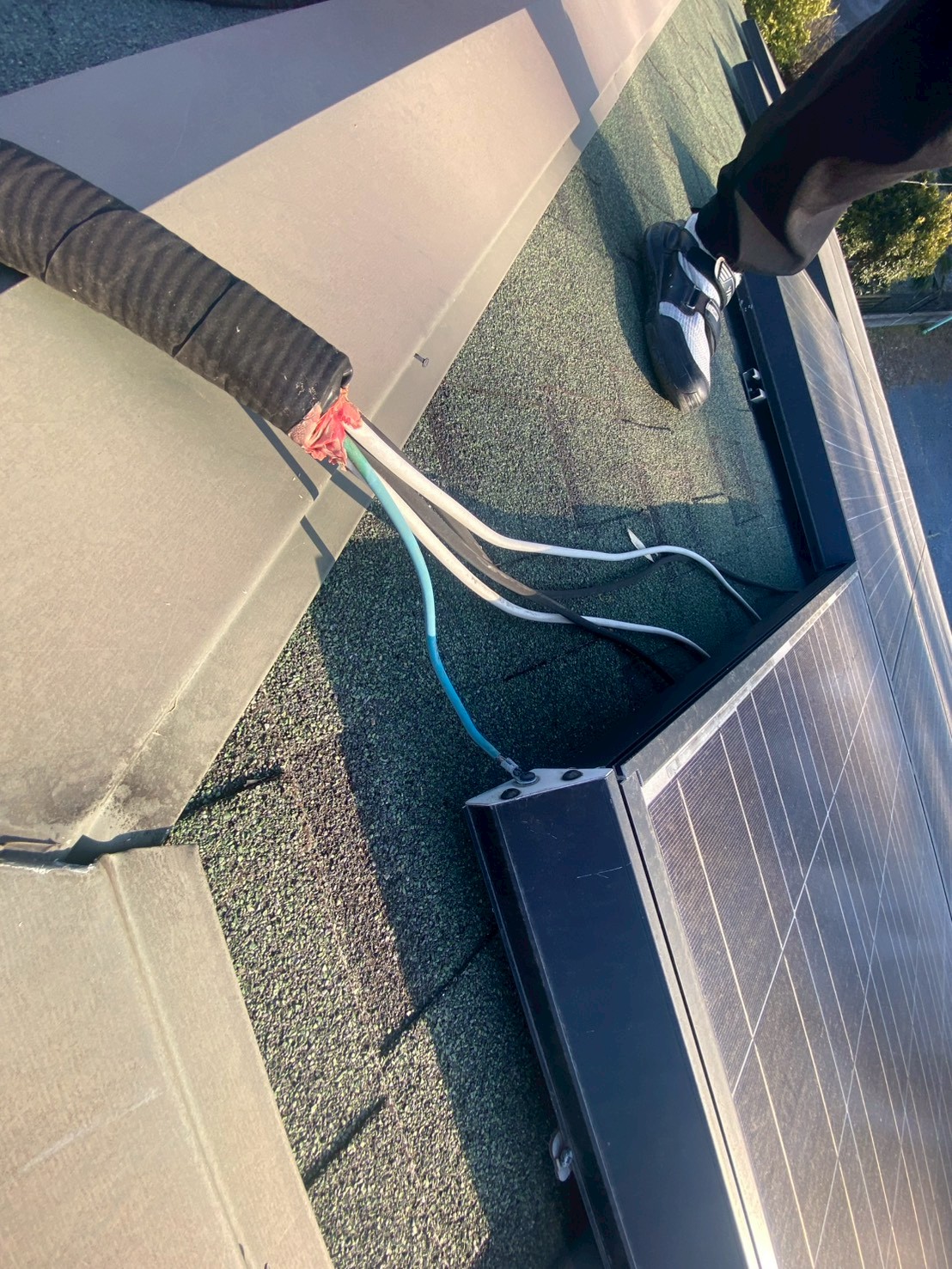 八王子市元横山町の太陽光パネル施工事例｜徹底した防水と図面通りの精密設置の工事写真