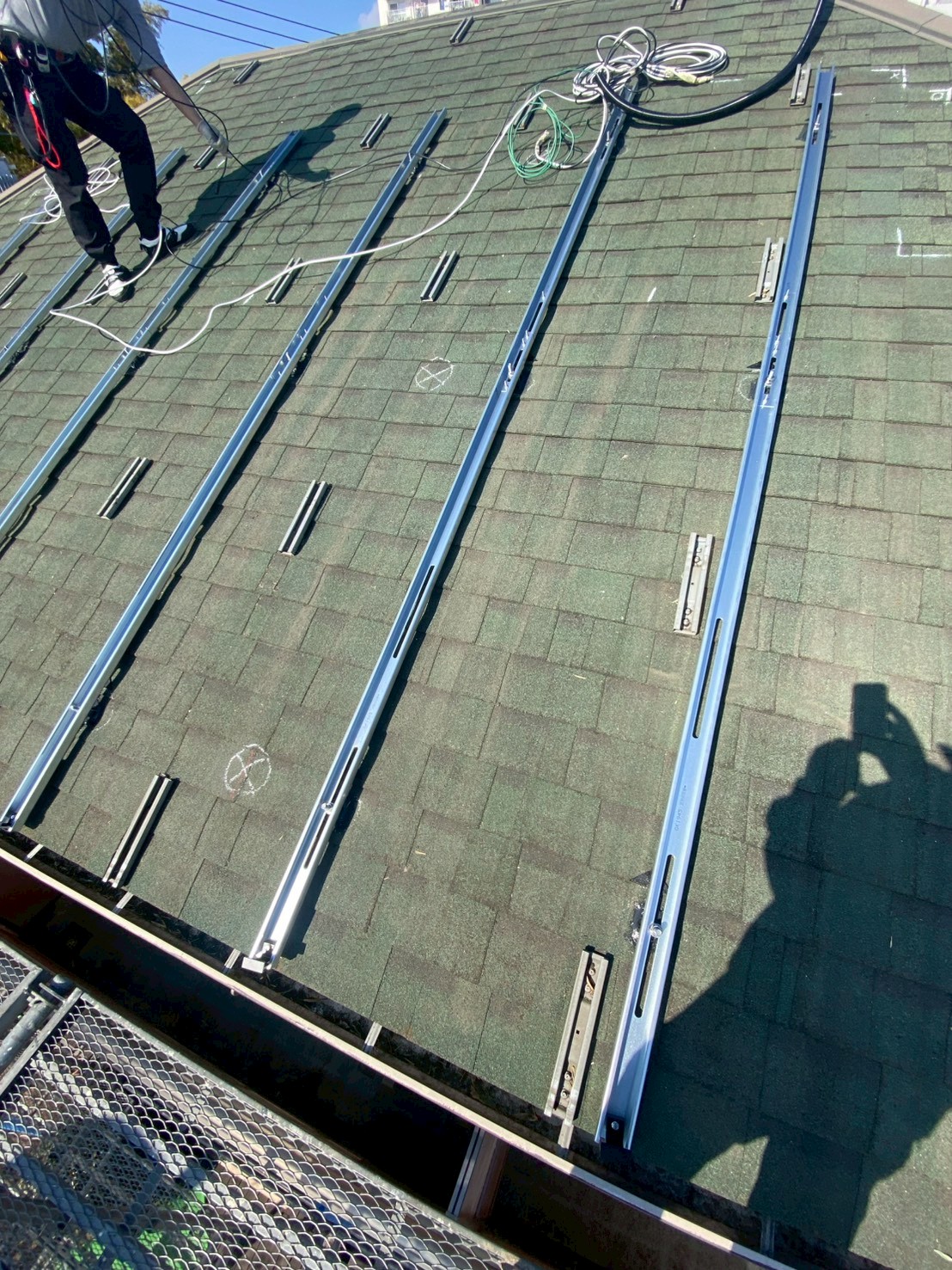 八王子市元横山町の太陽光パネル施工事例｜徹底した防水と図面通りの精密設置の工事写真