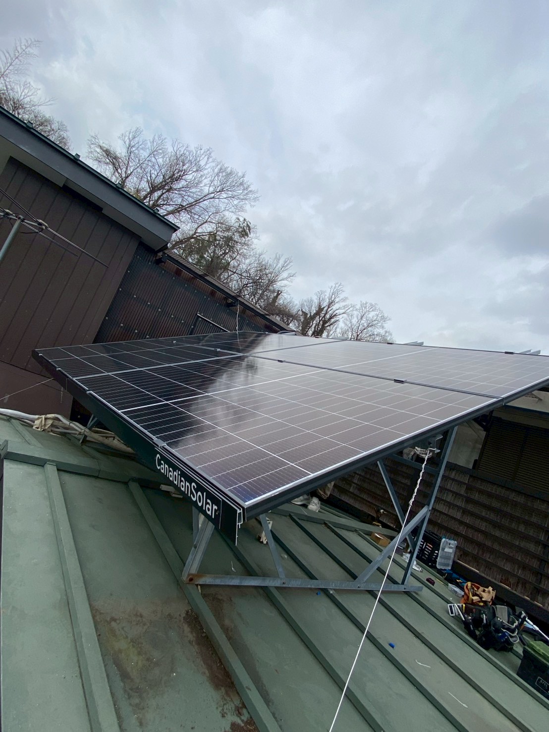 【八王子市長房町】太陽光パネル設置工事｜大屋根・下屋根活用の特注架台施工の工事写真