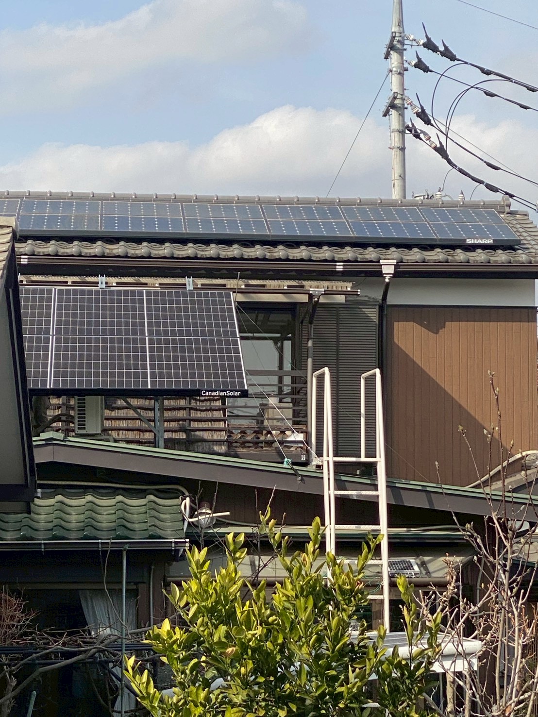 【八王子市 長房町】大屋根と下屋根をフル活用！特注架台を用いた太陽光パネル設置工事（シャープ・カナディアンソーラー）