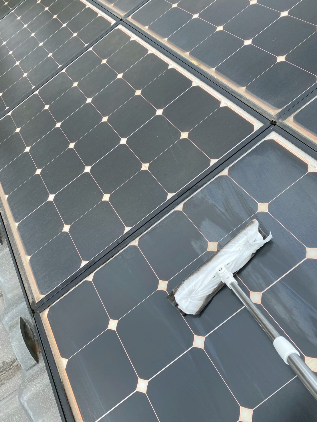 【八王子市長房町】太陽光パネル設置工事｜大屋根・下屋根活用の特注架台施工の工事写真