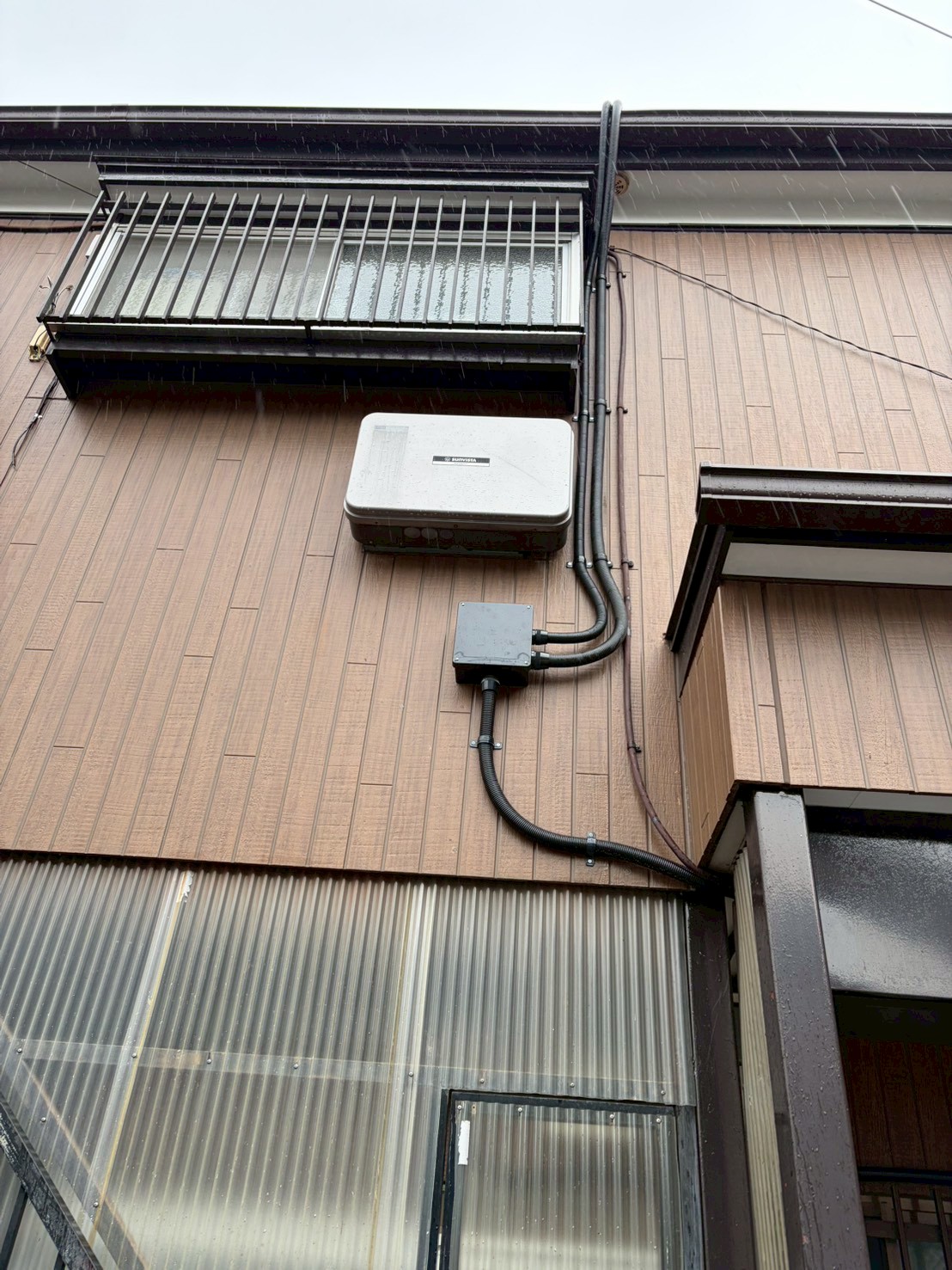 【八王子市長房町】太陽光パネル設置工事｜大屋根・下屋根活用の特注架台施工の工事写真