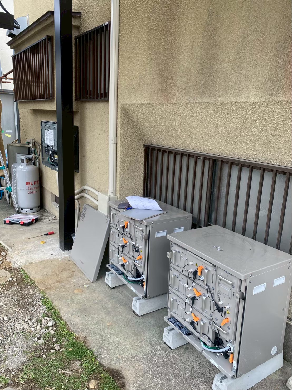 【八王子】カーポート太陽光・蓄電池事例｜ネクストエナジー・ニチコンT6の工事写真